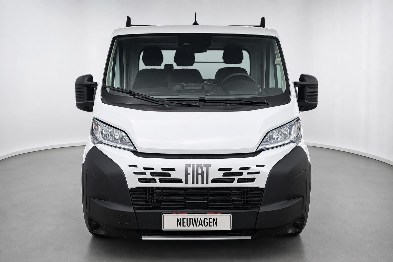 Fiat Ducato Pritsche Frontansicht in weiß, Neuwagen Studioaufnahme