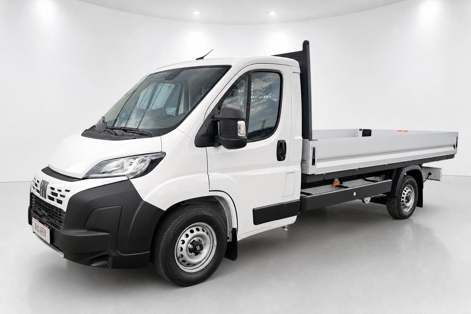 Fiat Ducato Pritschenwagen weiß, Seitenansicht schräg vorne