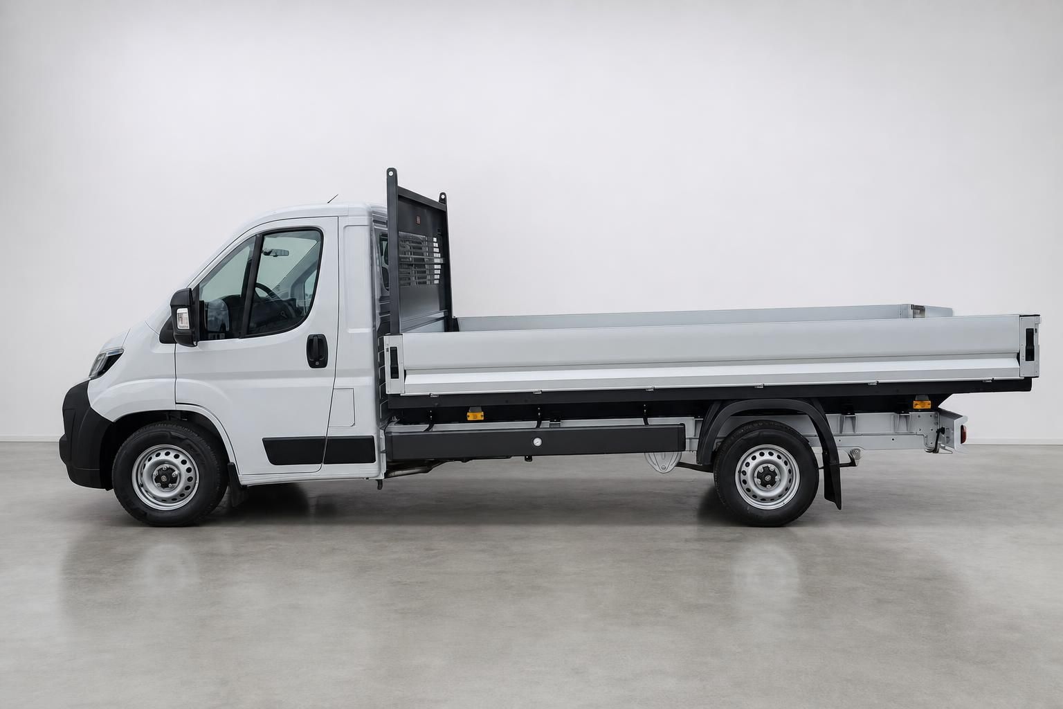 Fiat Ducato Pritsche weiß, Seitenansicht komplette Ladefläche