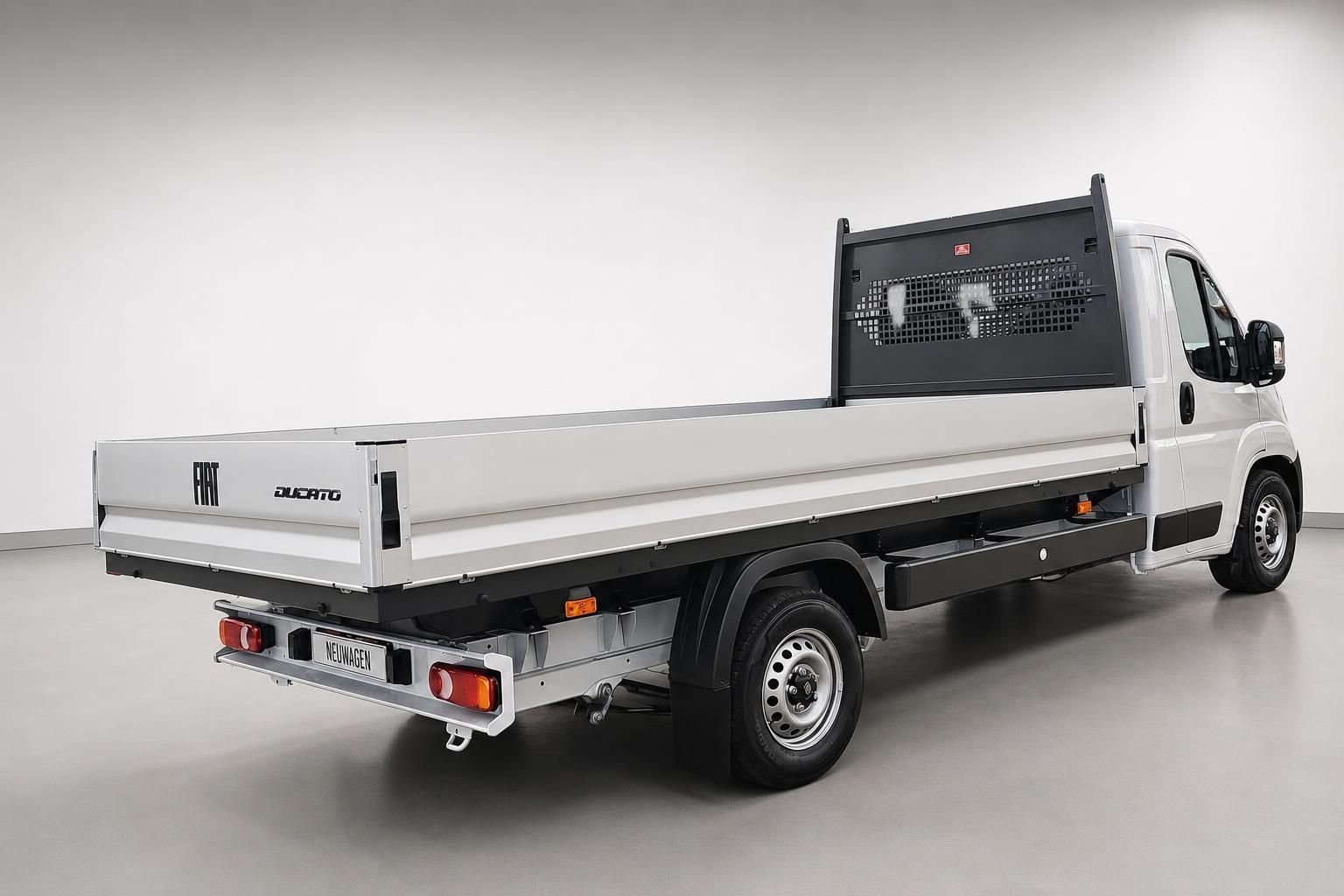Fiat Ducato Pritsche weiß, Heck-Seitenansicht mit Ladefläche