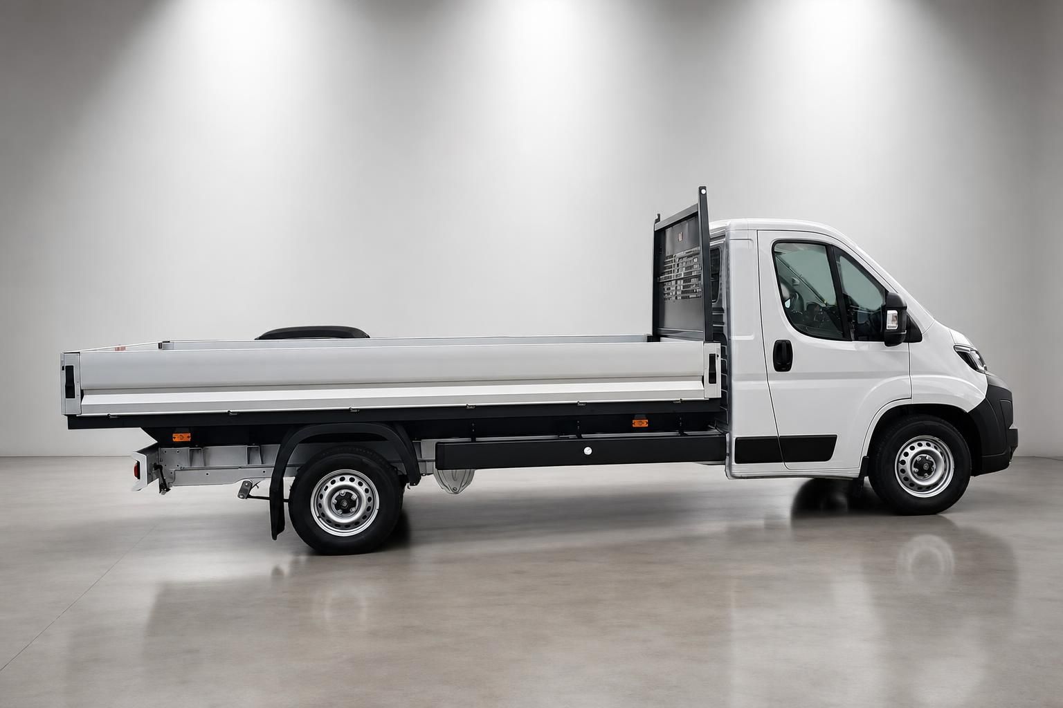 Fiat Ducato Pritschenwagen weiß, Seitenansicht Studioaufnahme