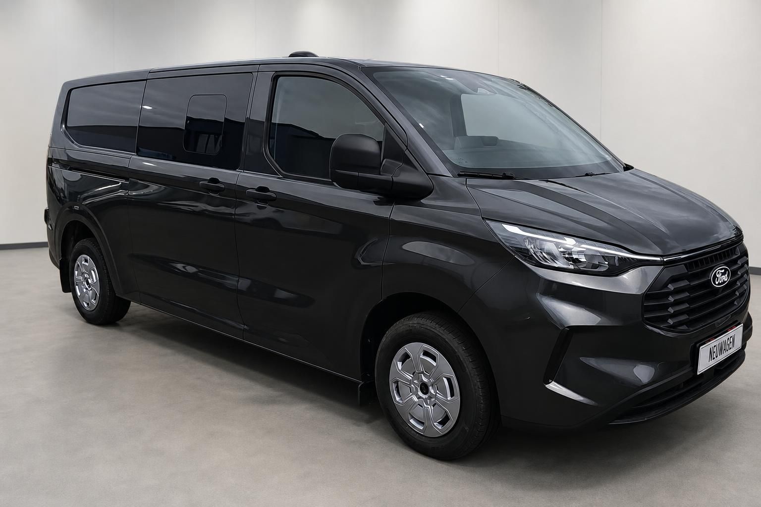 Ford Transit Custom in Schwarz, Frontansicht schräg im Studio