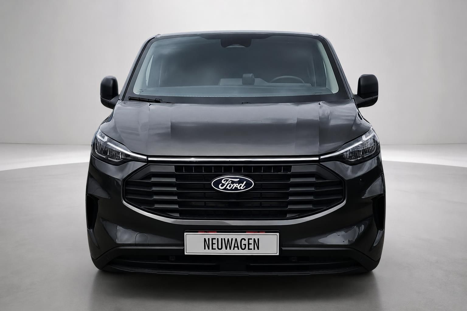 Ford Transit Custom schwarz, direkte Frontansicht mit Kühlergrill