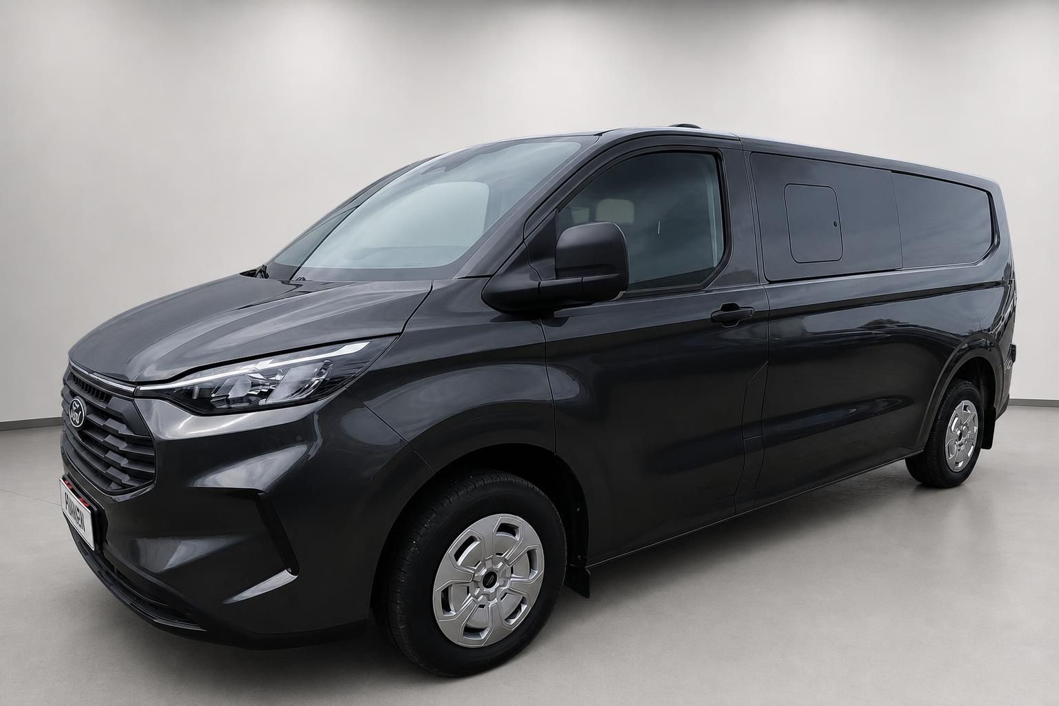 Ford Transit Custom Kastenwagen in Grau, Seitenansicht schräg vorne