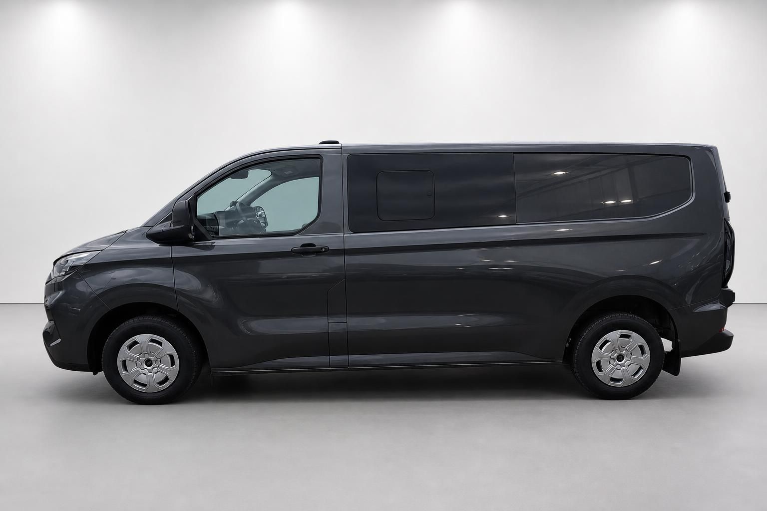 Ford Transit Custom in Grau, seitliche Profilansicht im Studio