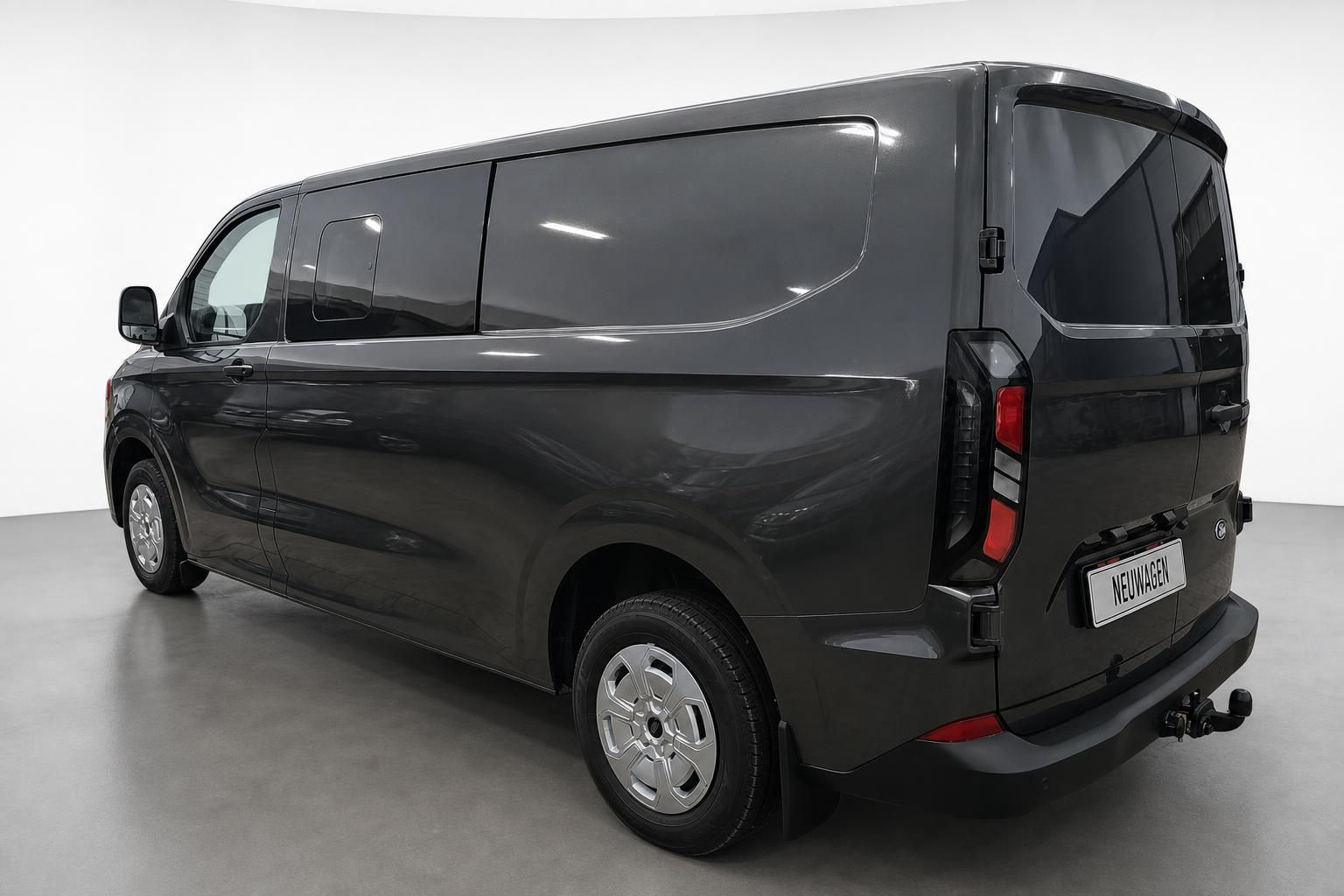 Ford Transit Custom in Grau, Heckansicht schräg mit Anhängerkupplung