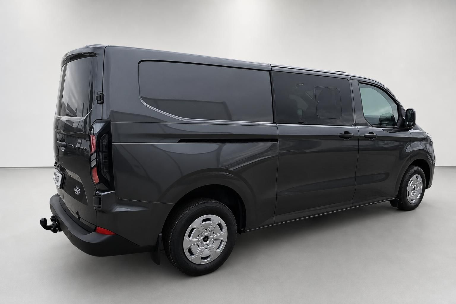Ford Transit Custom schwarz Seitenansicht hinten im Studio