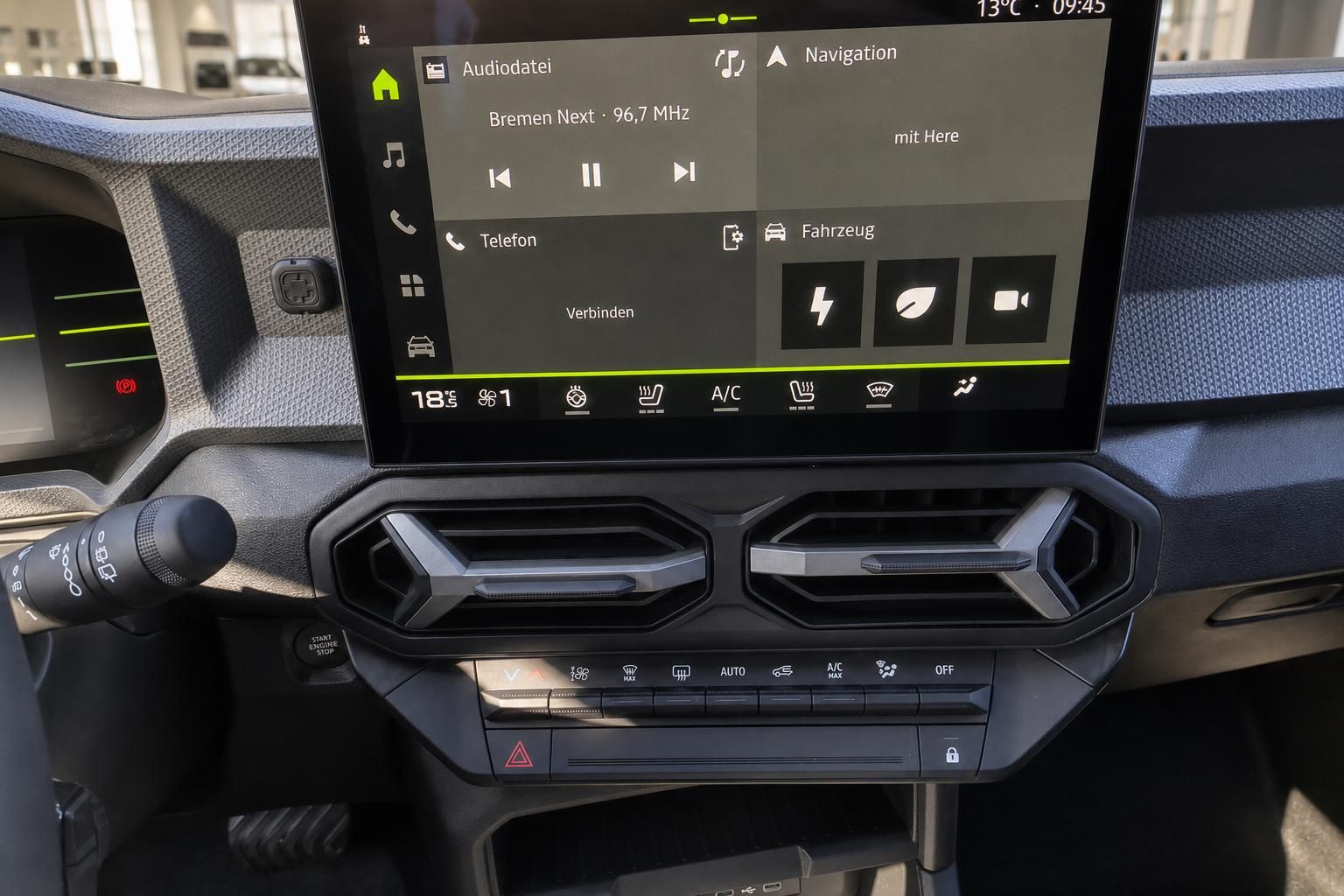 Modernes Cockpit mit Touchscreen-Display und Klimaanlage Bedienfeld