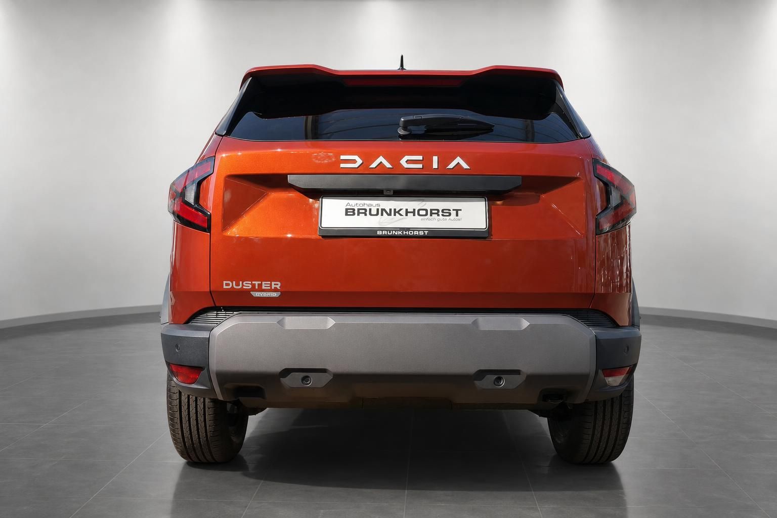 Dacia Duster Heckansicht in orange bei Autohaus Brunkhorst - SUV mit Hybrid-Antrieb