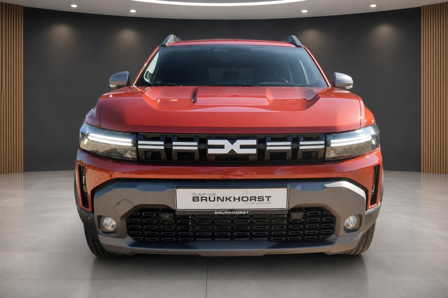 Dacia Duster Frontansicht in orange bei Autohaus Brunkhorst - moderner SUV mit LED-Scheinwerfern