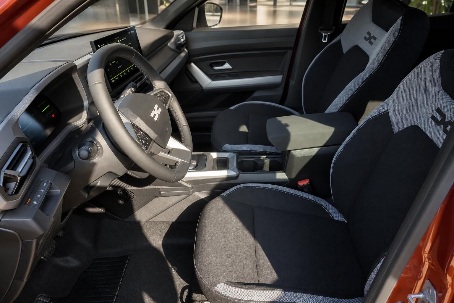Fahrzeuginnenraum mit schwarzem Lenkrad und Sitzen, moderne Ausstattung im Autohandel