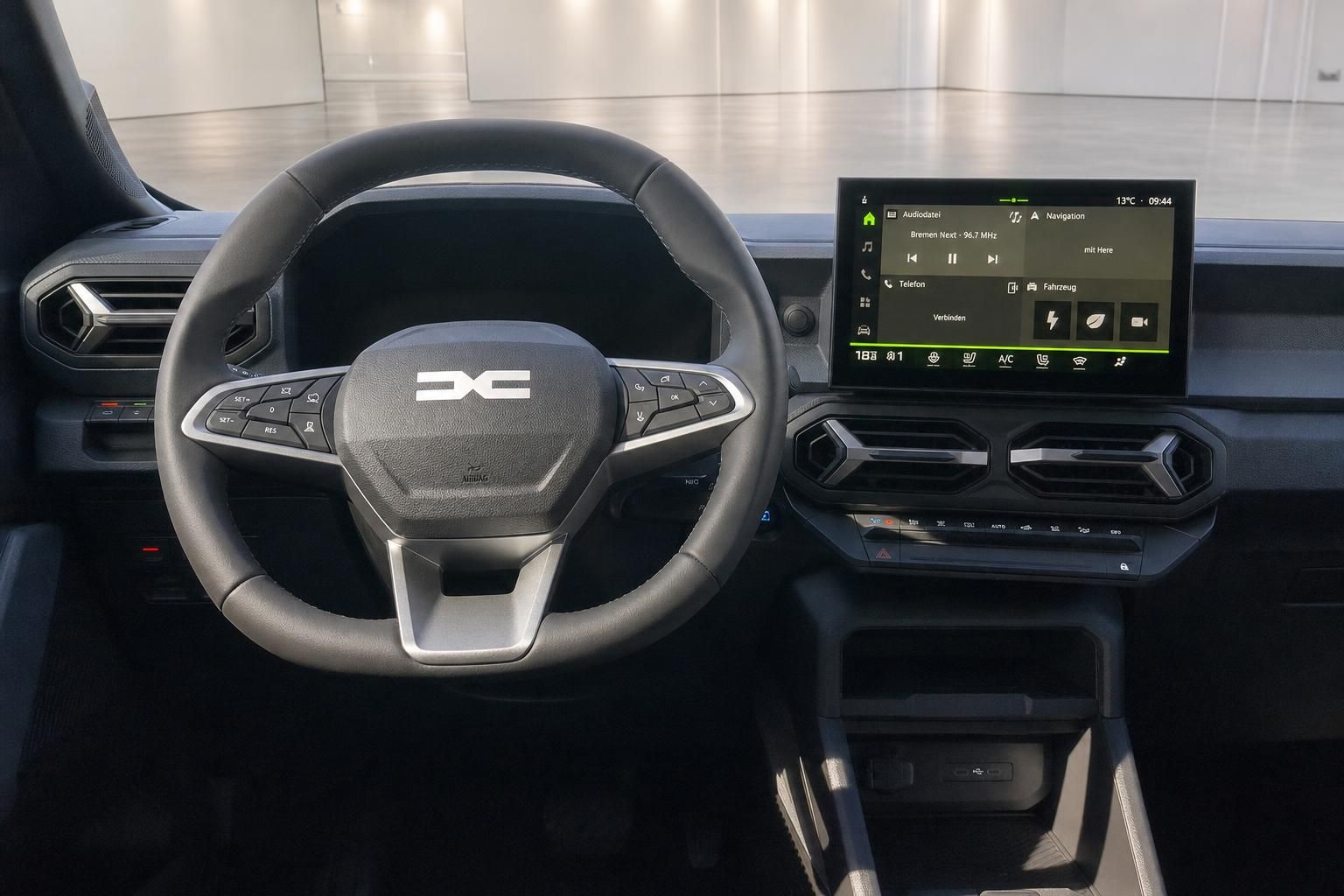 Dacia Duster Innenraum mit Lenkrad und Touchscreen-Display - moderne Cockpit-Ausstattung