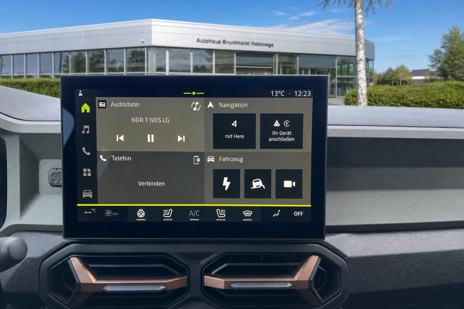 Auto Infotainment Display mit Navigation und Audiodatei - Fahrzeug Innenausstattung