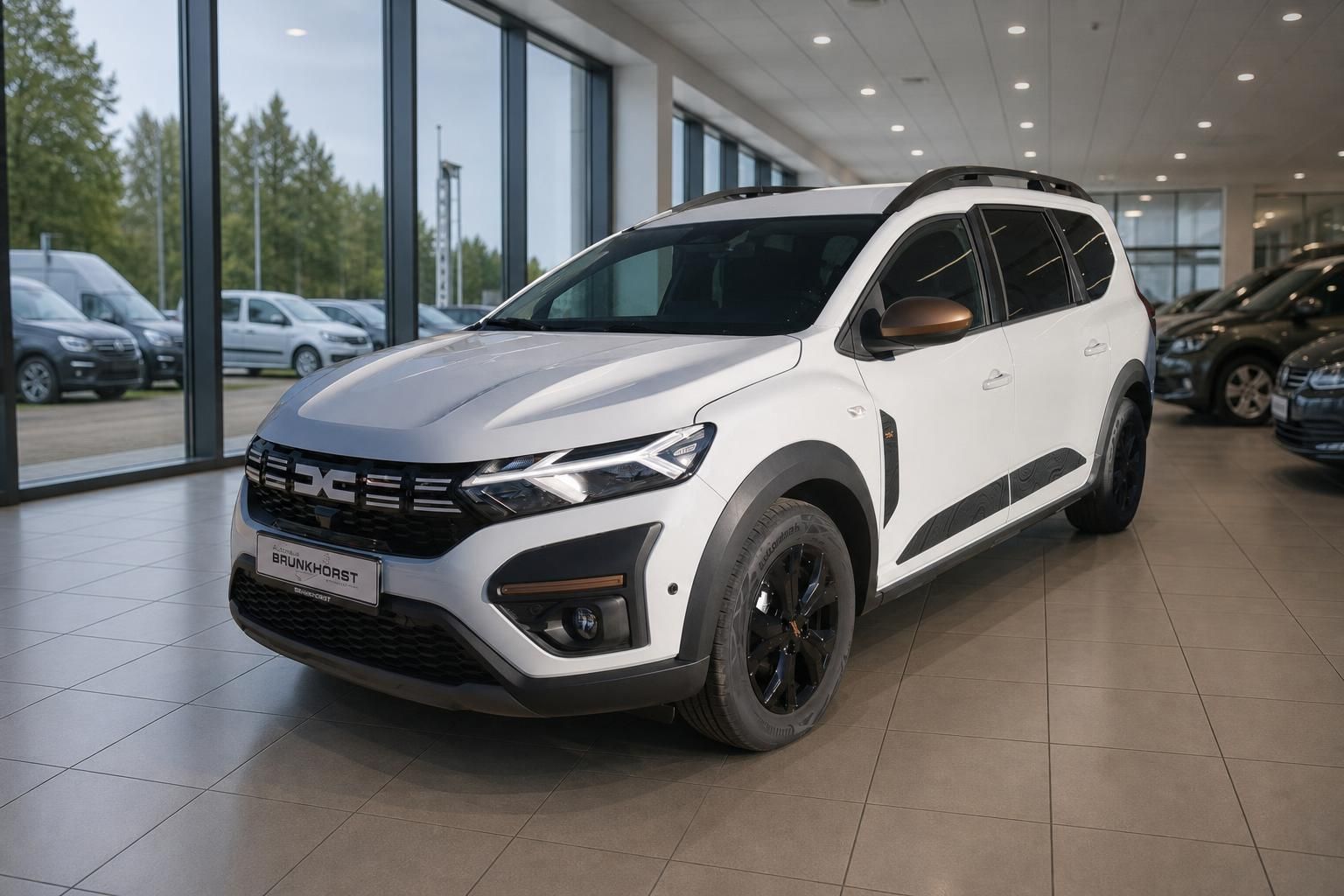 Weißer Dacia Jogger SUV von schräg vorne im Autohaus-Showroom