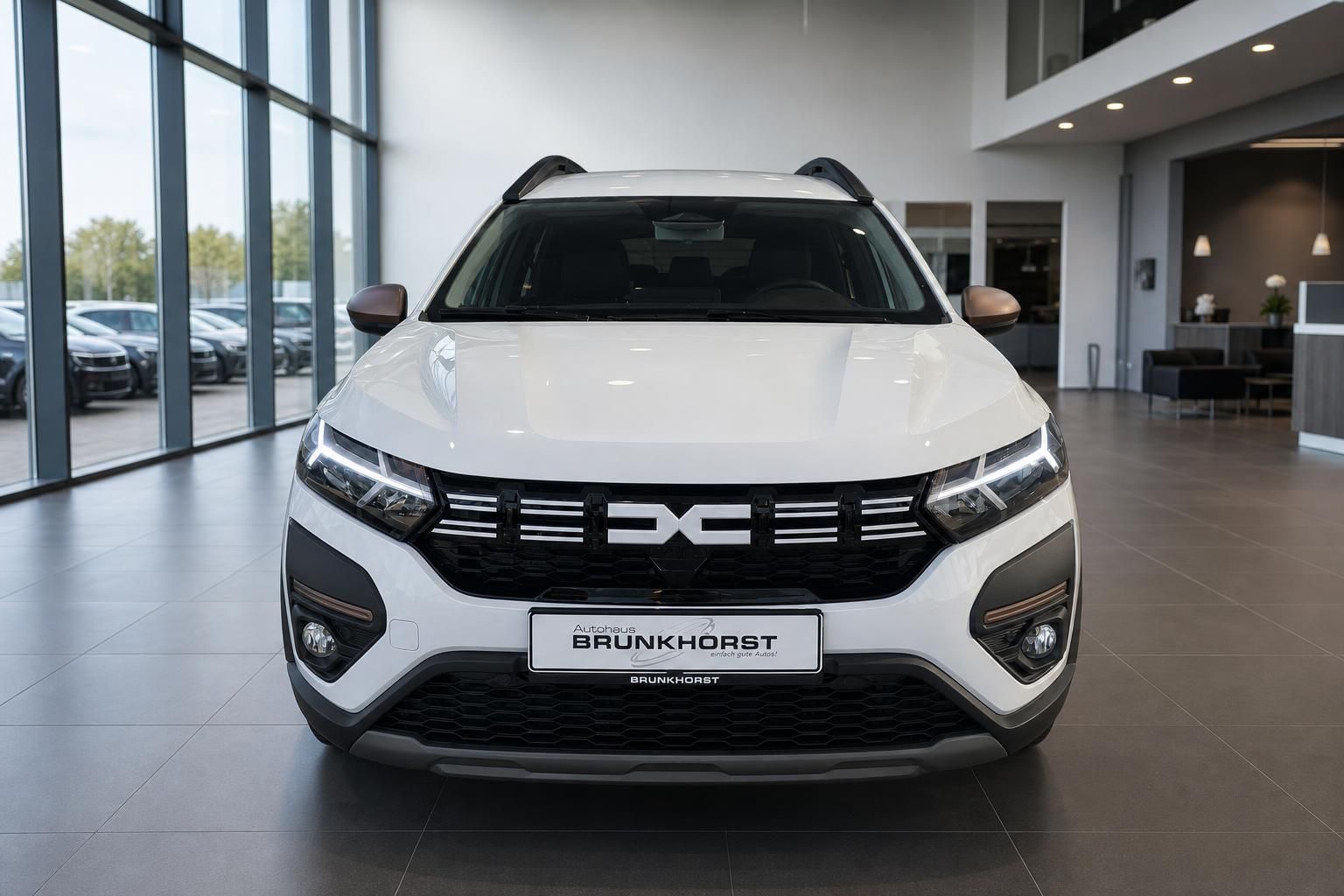 Dacia Fahrzeug Frontansicht weiß im modernen Autohaus-Showroom
