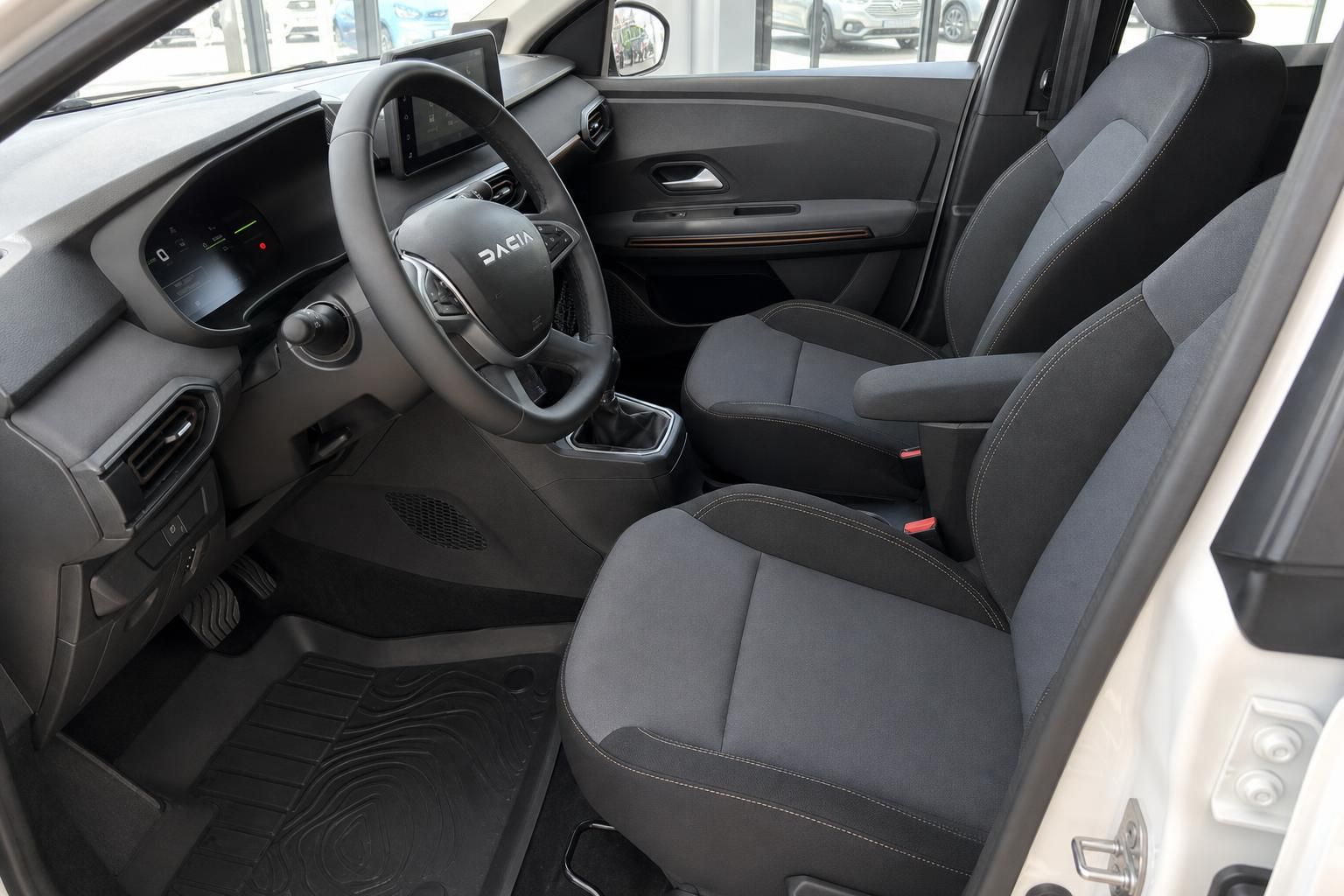 Dacia Fahrzeug Innenraum mit Lenkrad und Armaturenbrett - Fahrersicht