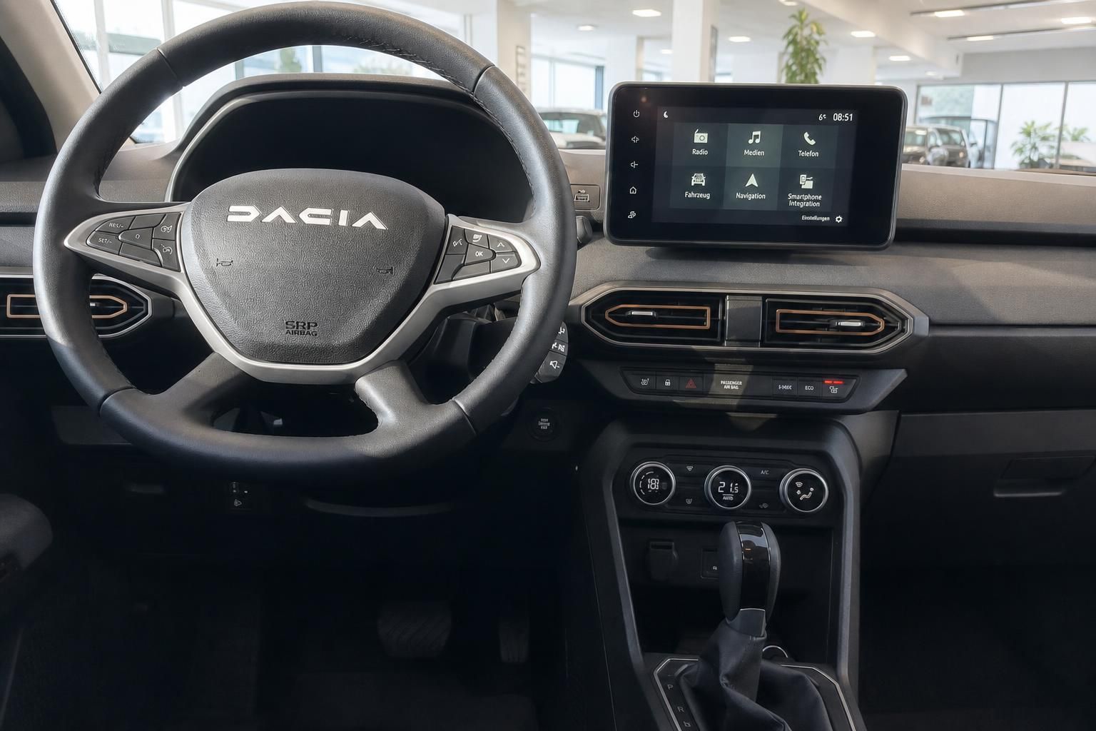 Dacia Fahrzeug Innenraum mit Lenkrad, Touchscreen und Armaturenbrett