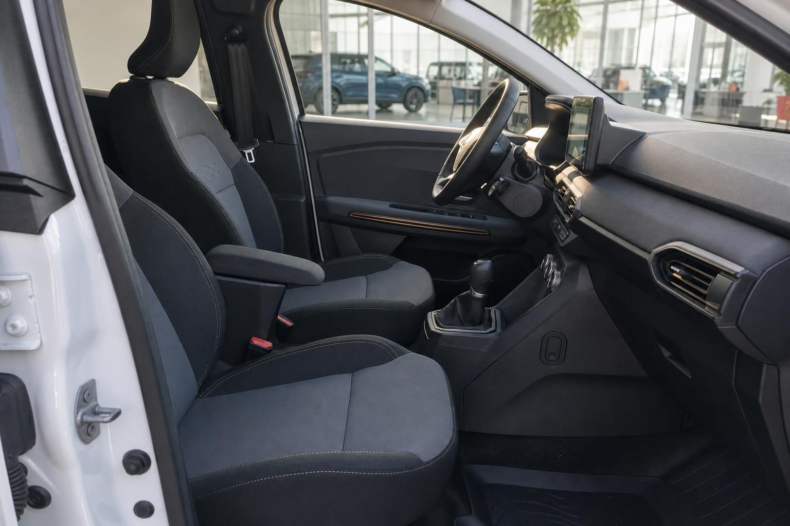 Innenraum Auto mit grauer Ausstattung und Schaltgetriebe - Beifahrersicht