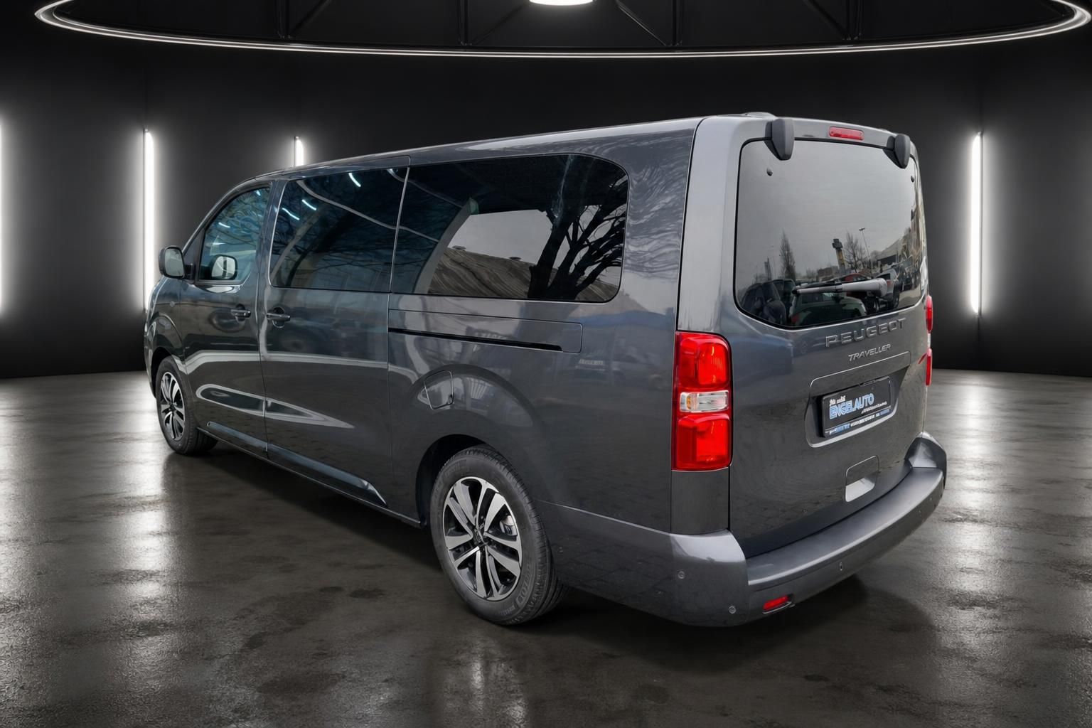 Peugeot Traveller grauer Kleinbus seitliche Rückansicht mit Leichtmetallfelgen im Studio