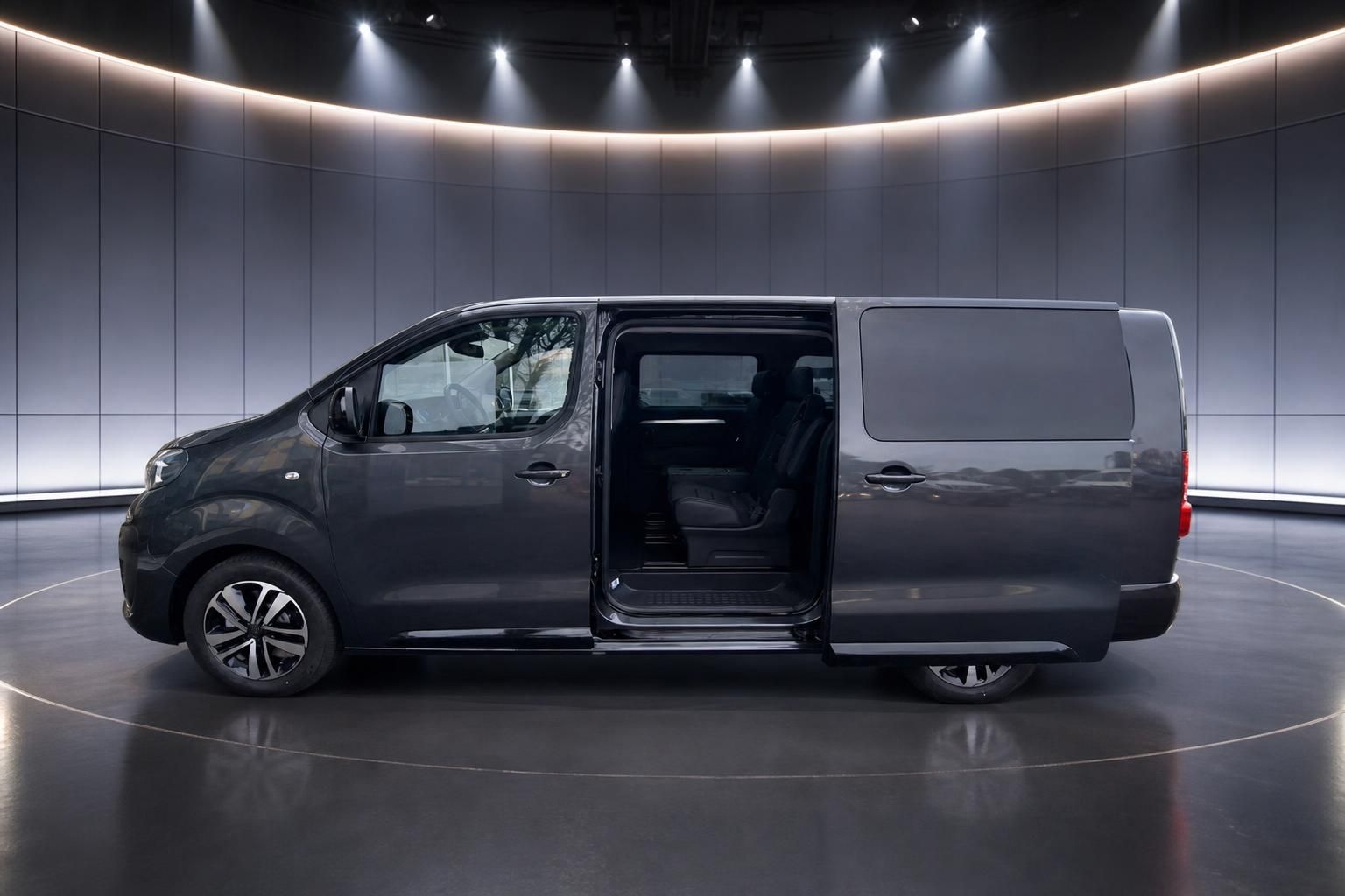 Dunkler Kleinbus mit offener Schiebetür zeigt Innenraum in elegantem Showroom