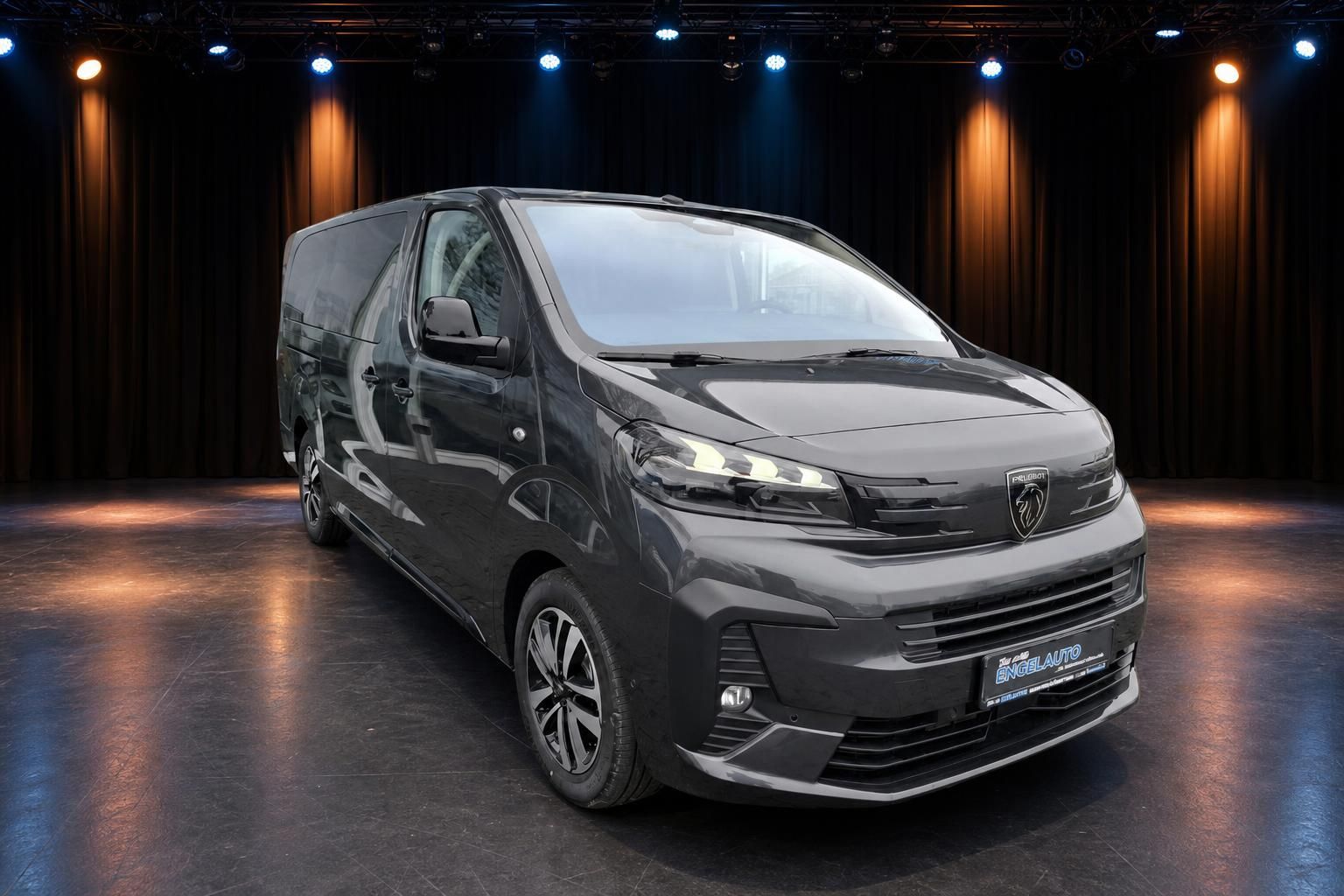 Peugeot Kastenwagen grau - Schrägansicht von vorne links mit LED-Scheinwerfern im Studio