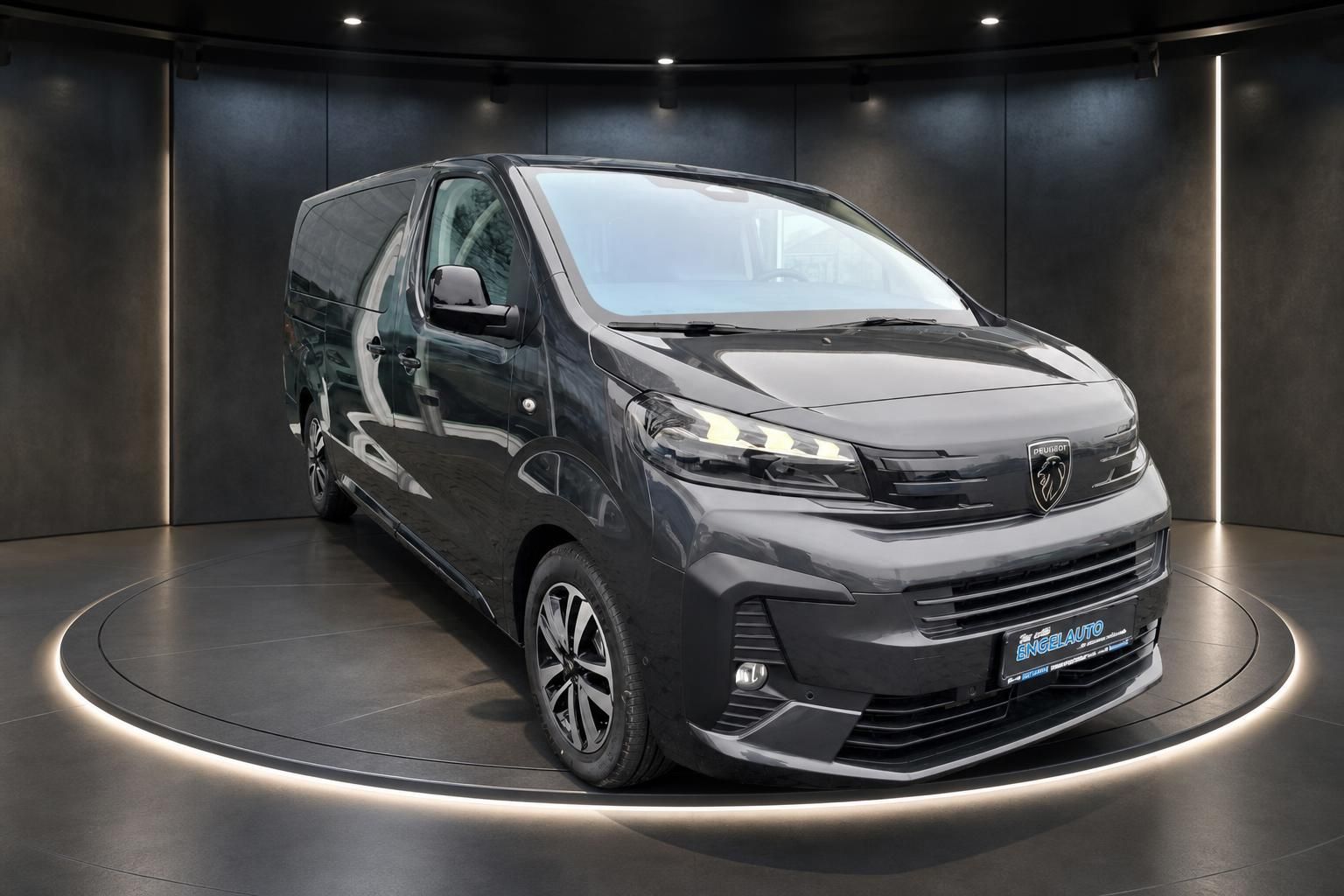 Peugeot Van grau metallic Frontansicht - moderner Kastenwagen mit Alloy-Felgen im Showroom