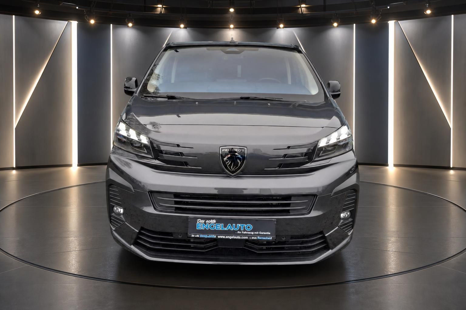 Peugeot Van Frontansicht grau - direkter Blick auf Kühlergrill und Peugeot Logo im Showroom