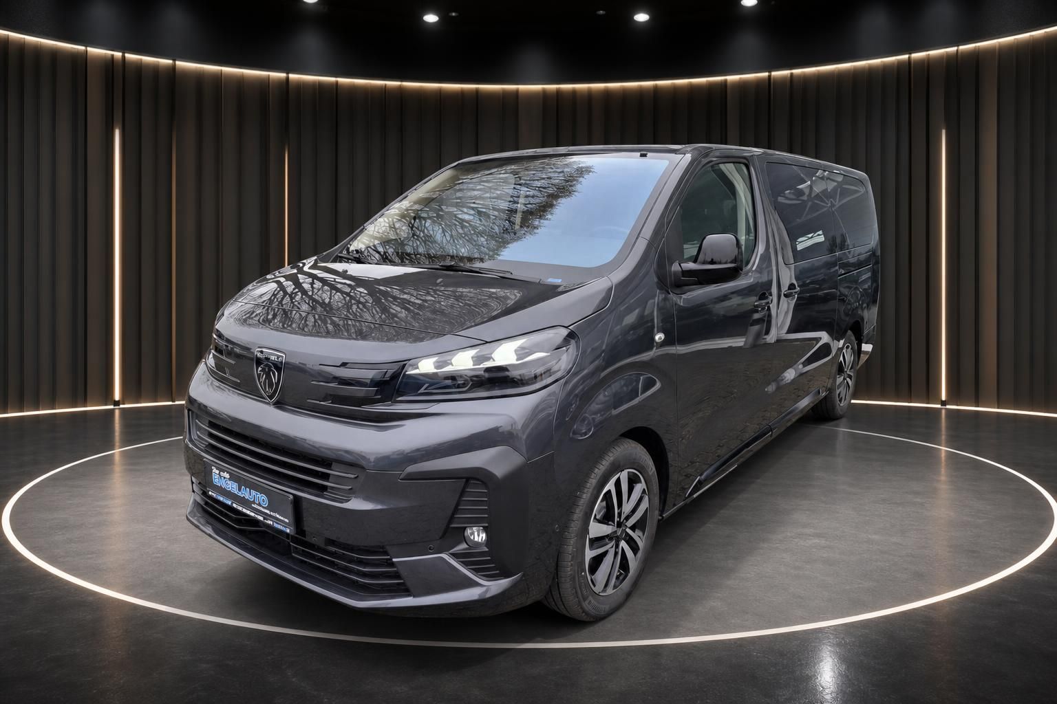 Peugeot Transporter grau - Schrägansicht von vorne rechts mit modernem Design im Studio