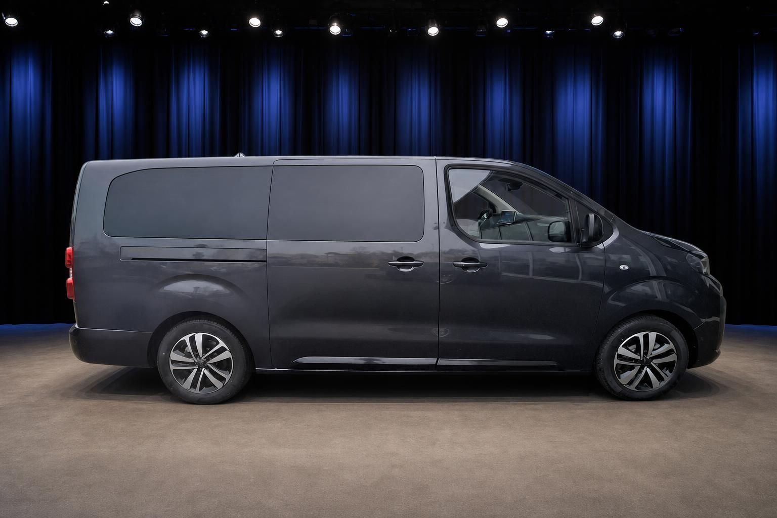 Peugeot Van Seitenansicht grau metallic - komplette Fahrzeugsilhouette von links im Showroom
