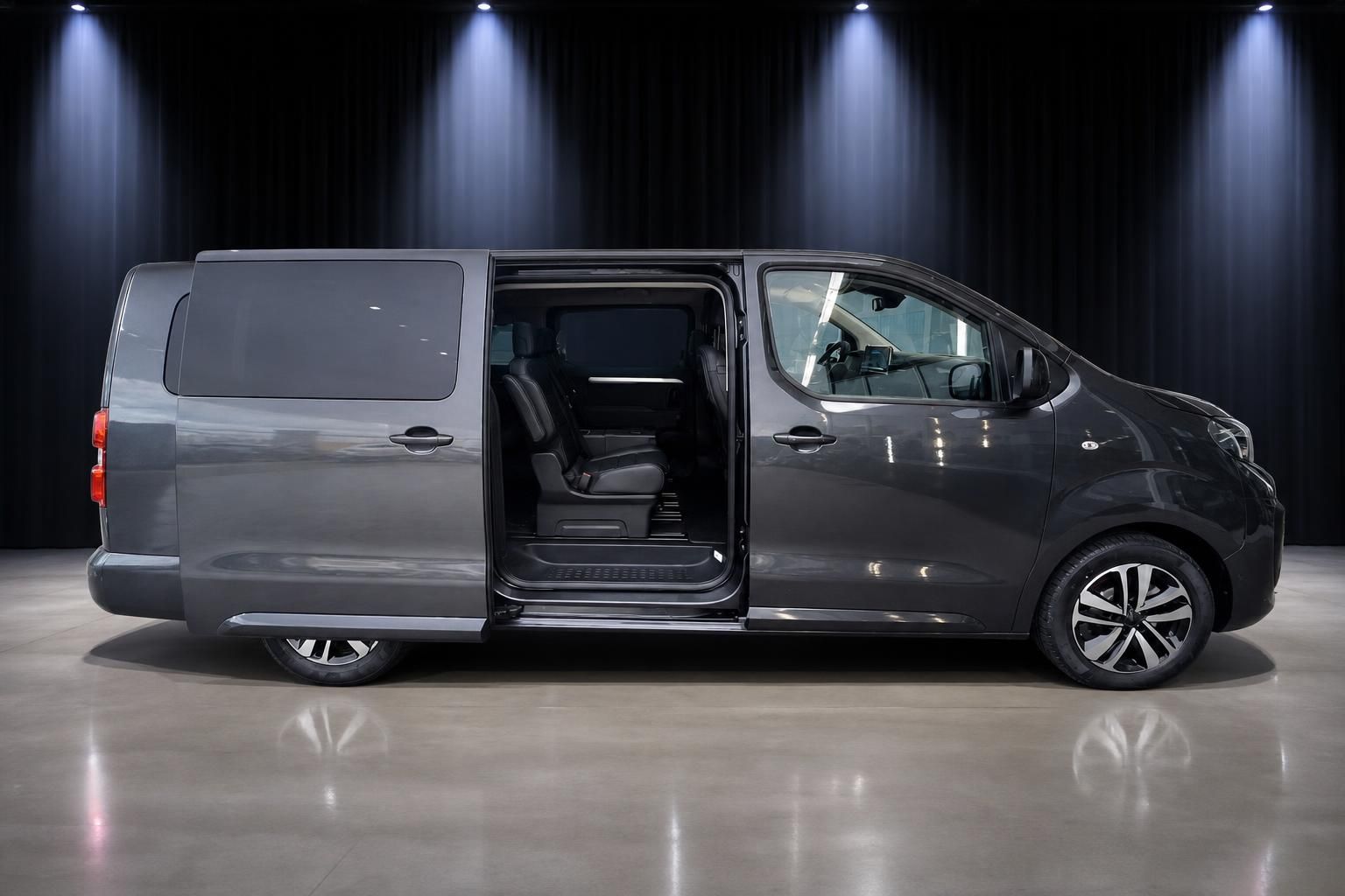 Peugeot Traveller grauer Kleinbus Seitenansicht mit offener Schiebetür und Innenraumblick