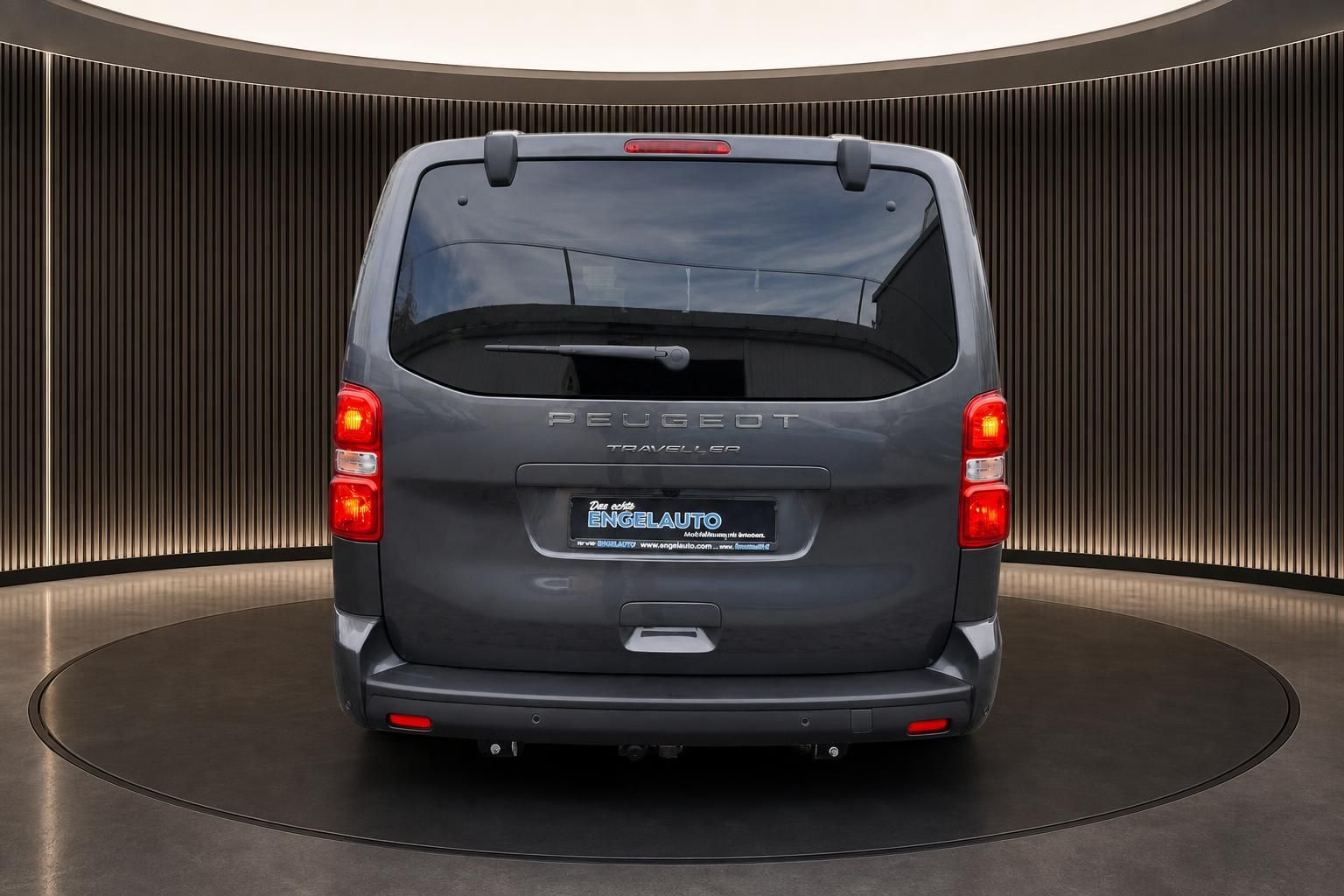 Peugeot Traveller grauer Kleinbus Heckansicht mit geöffneter Heckklappe im Ausstellungsraum