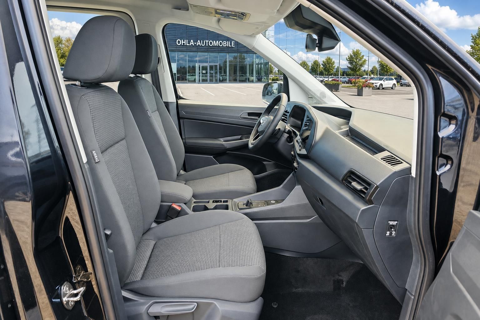 VW Caddy Innenraum Vordersitze und Cockpit im Detail