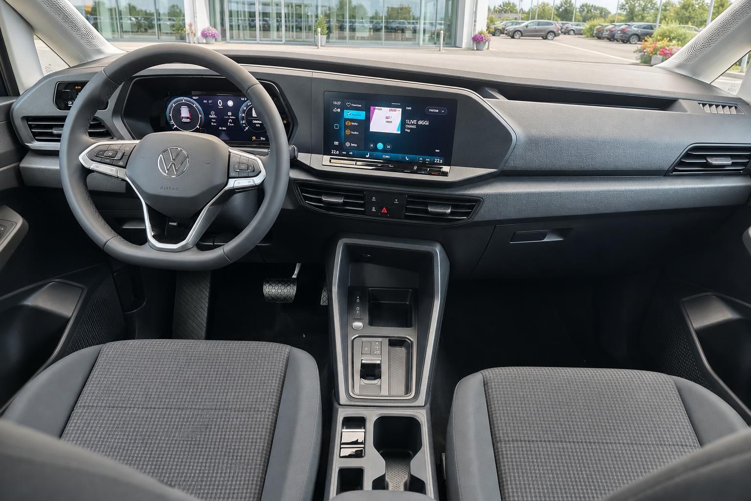 VW Innenraum mit Cockpit, Lenkrad und digitalem Display