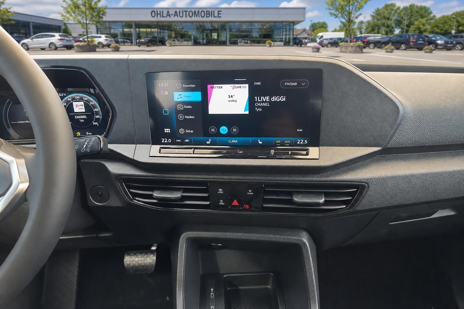 VW Armaturenbrett mit Infotainment-Bildschirm und Klimabedienung