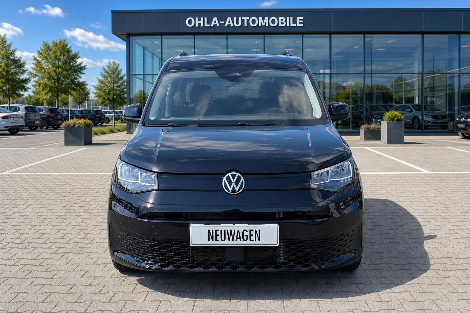 VW Caddy schwarz Frontalansicht mit Kennzeichen Neuwagen