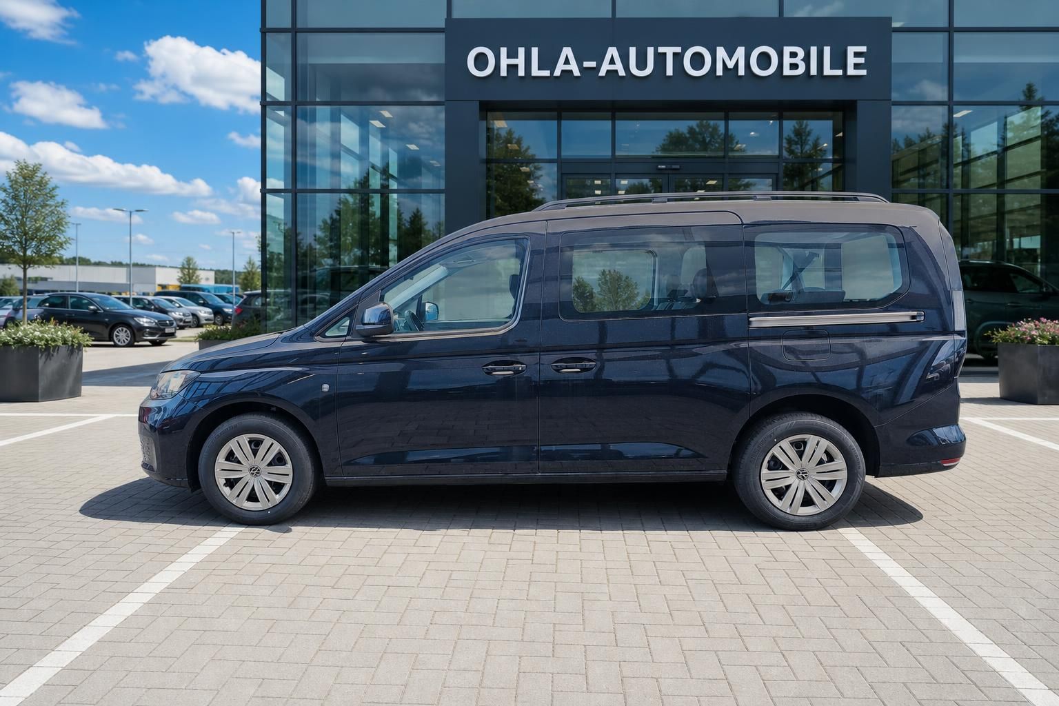 VW Caddy dunkelblau Seitenansicht auf Parkplatz Autohaus