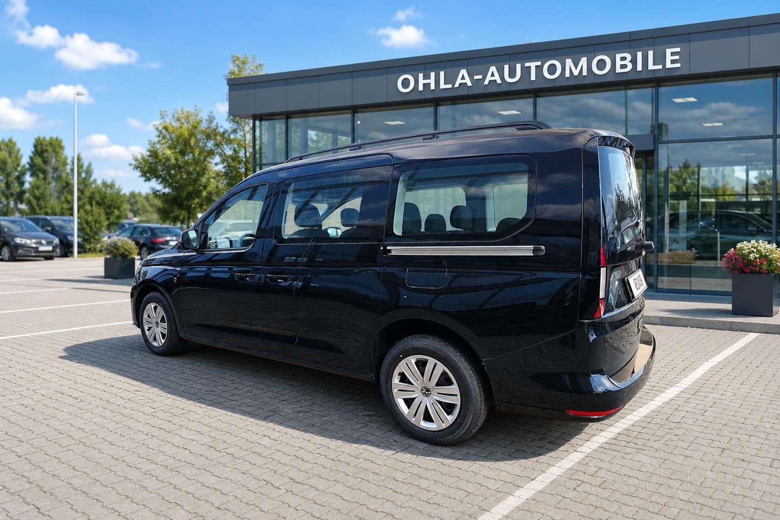 VW Caddy schwarz Heckansicht seitlich vor Autohaus Ohla-Automobile
