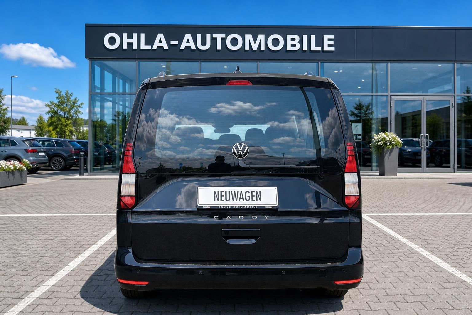 VW Caddy schwarz Heckansicht vor Autohaus Ohla-Automobile