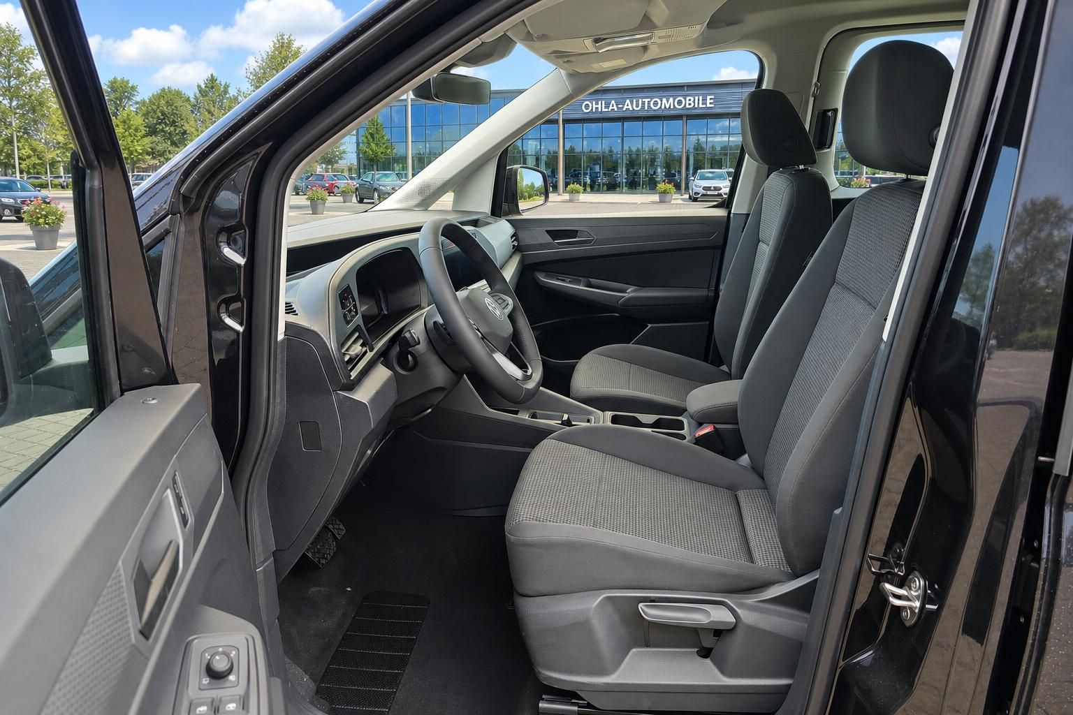 VW Caddy Interieur Fahrersitz und Armaturenbrett Ansicht
