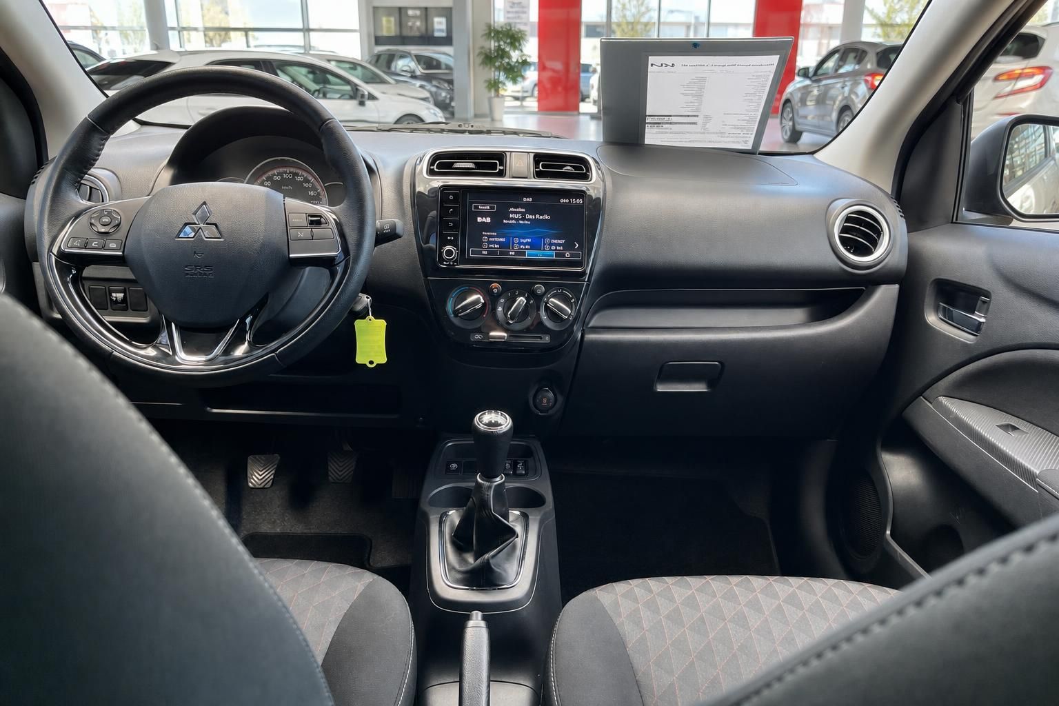 Mitsubishi Cockpit Innenraum mit Lenkrad und Infotainment-Display