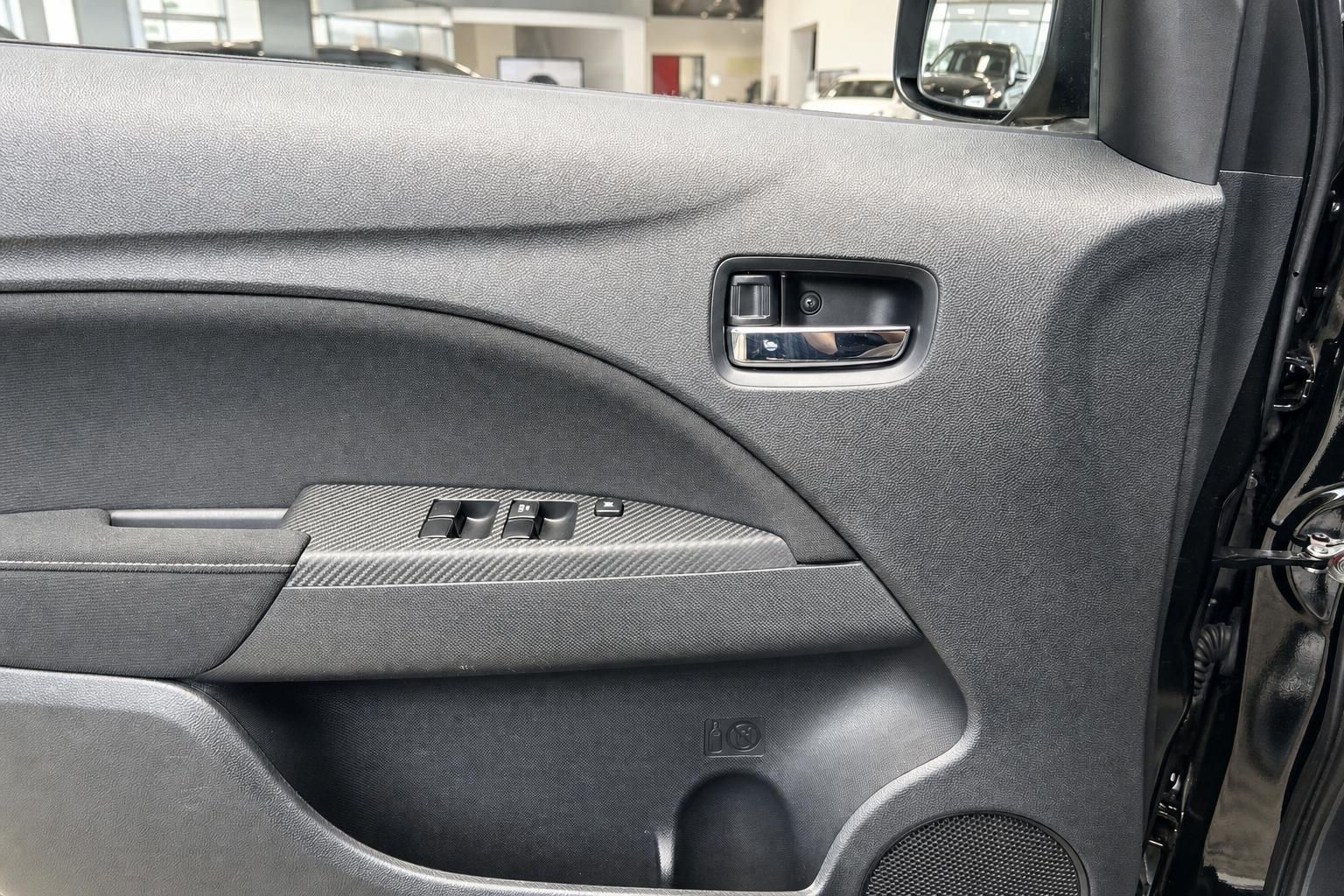 Mitsubishi Türverkleidung mit Fensterheber Detailansicht
