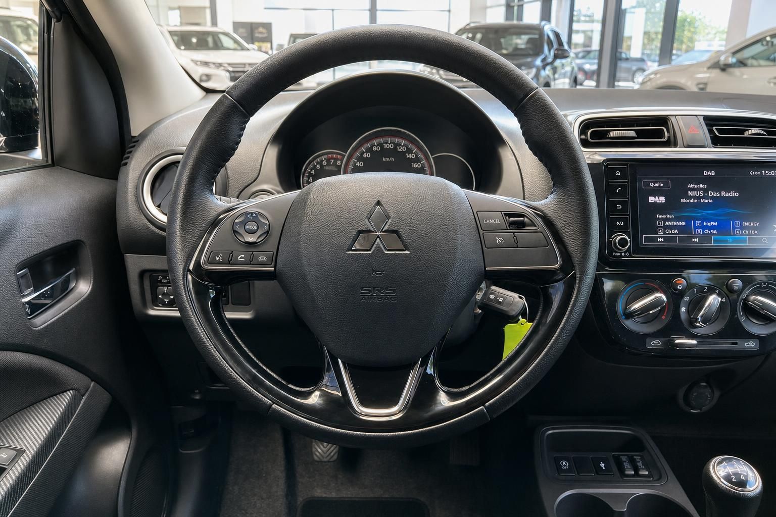 Mitsubishi Lenkrad und Armaturenbrett mit Multimediasystem