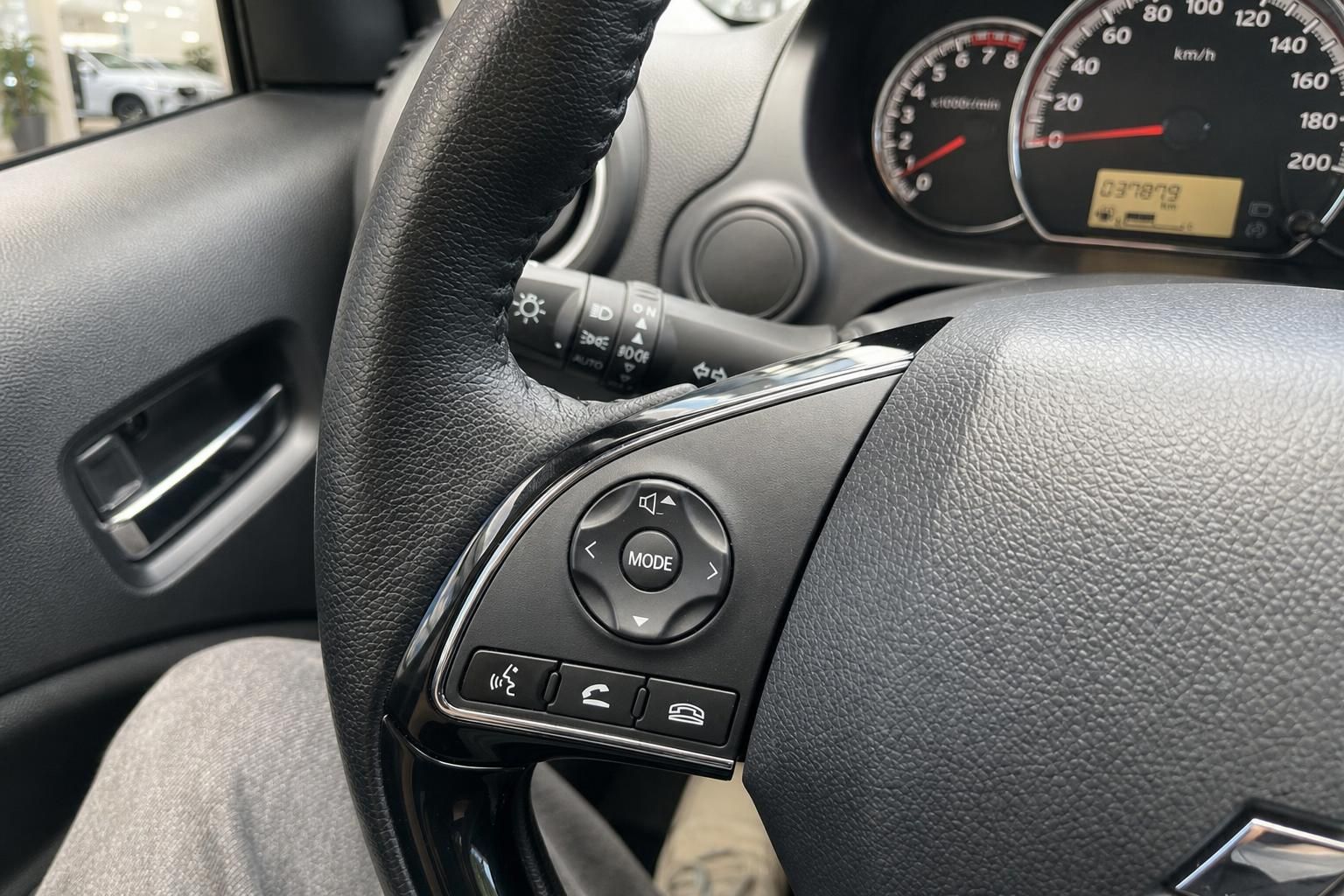 Lenkrad Bedienelemente und Tachometer im Fahrzeug Detailansicht
