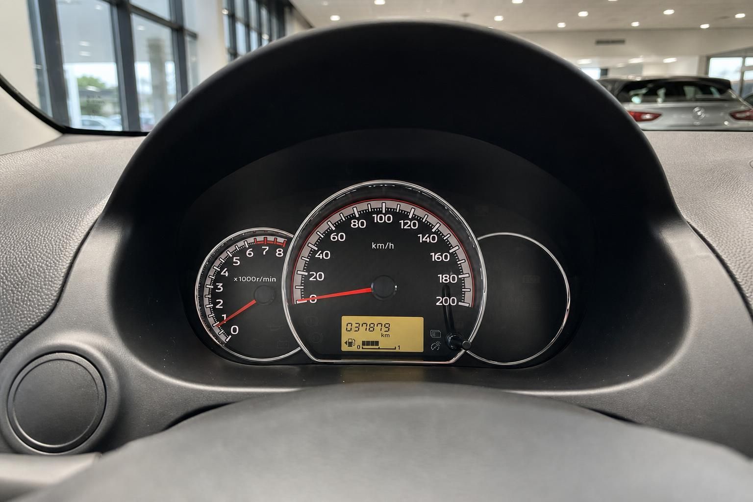 Tachometer und Drehzahlmesser im Fahrzeug Kombiinstrument