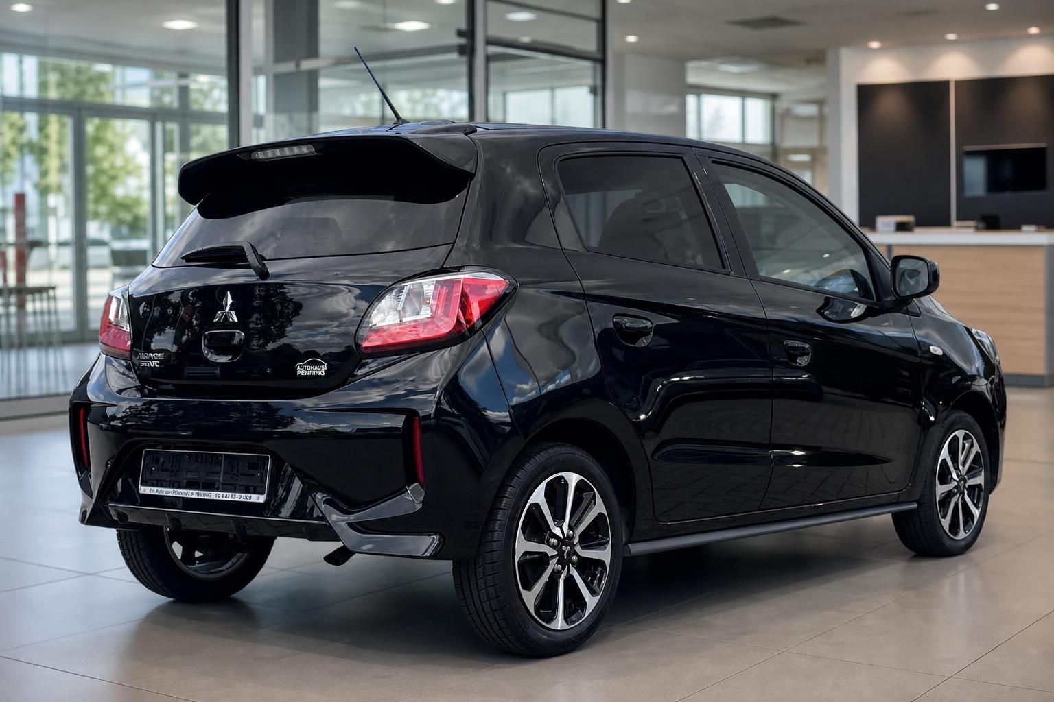 Mitsubishi Space Star schwarz, Heckansicht im Autohaus