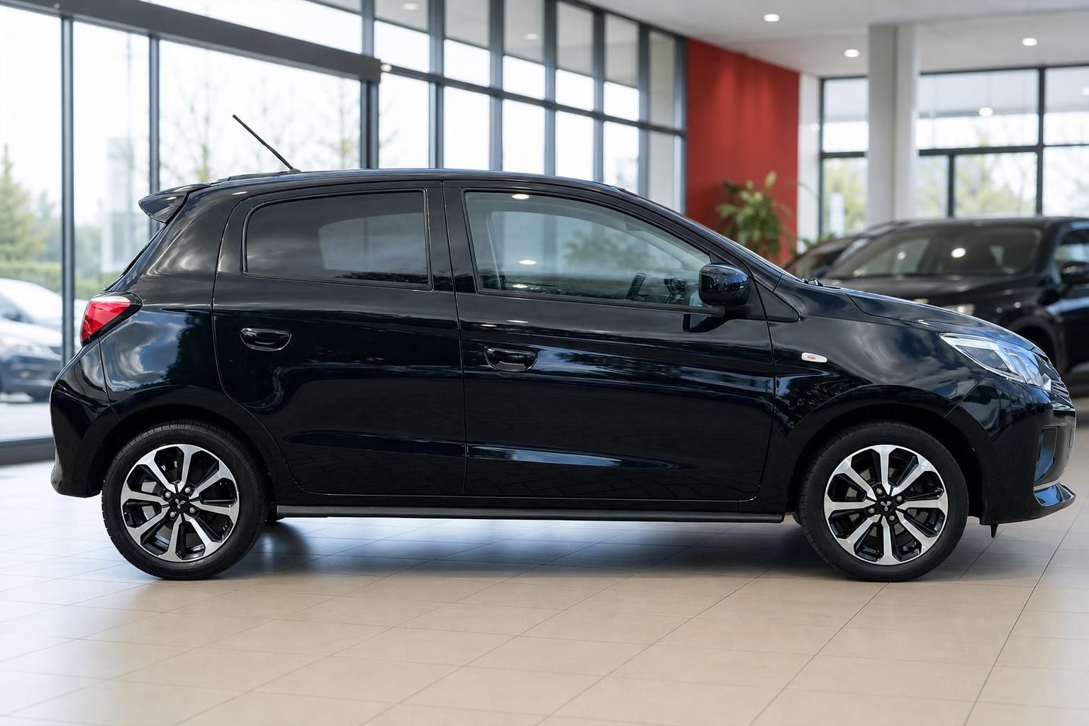 Mitsubishi Space Star schwarz, Seitenansicht im Showroom
