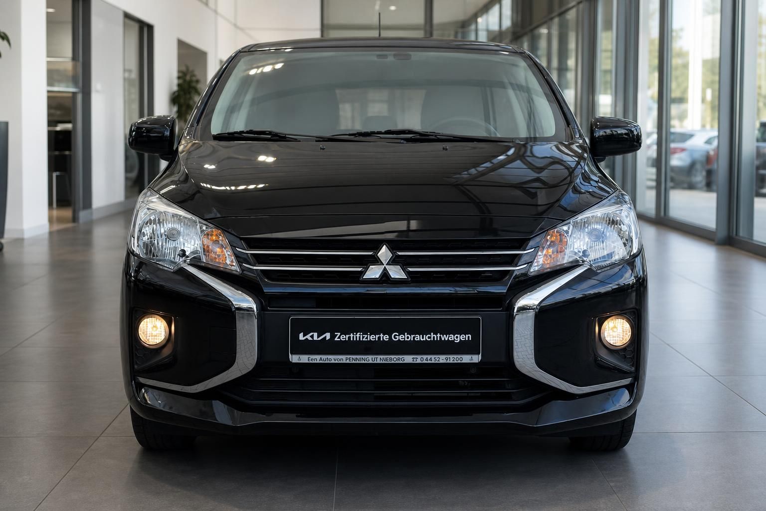Mitsubishi Space Star schwarz, Frontansicht im Autohaus