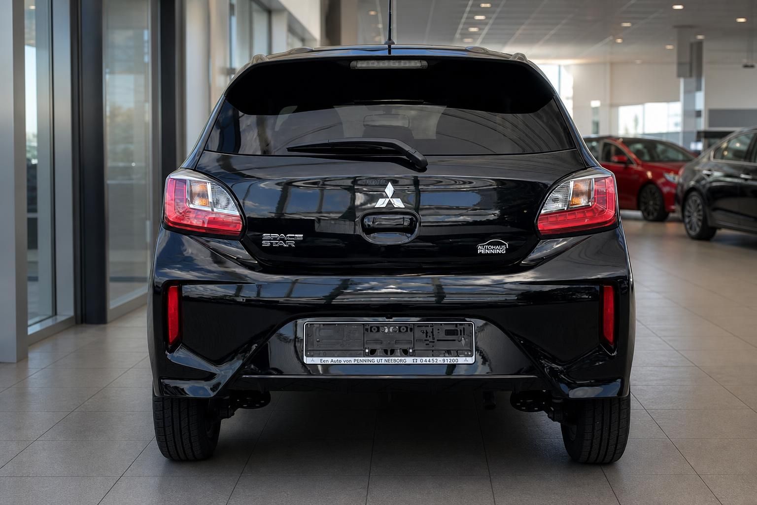 Mitsubishi Space Star schwarz Heckansicht im Autohaus