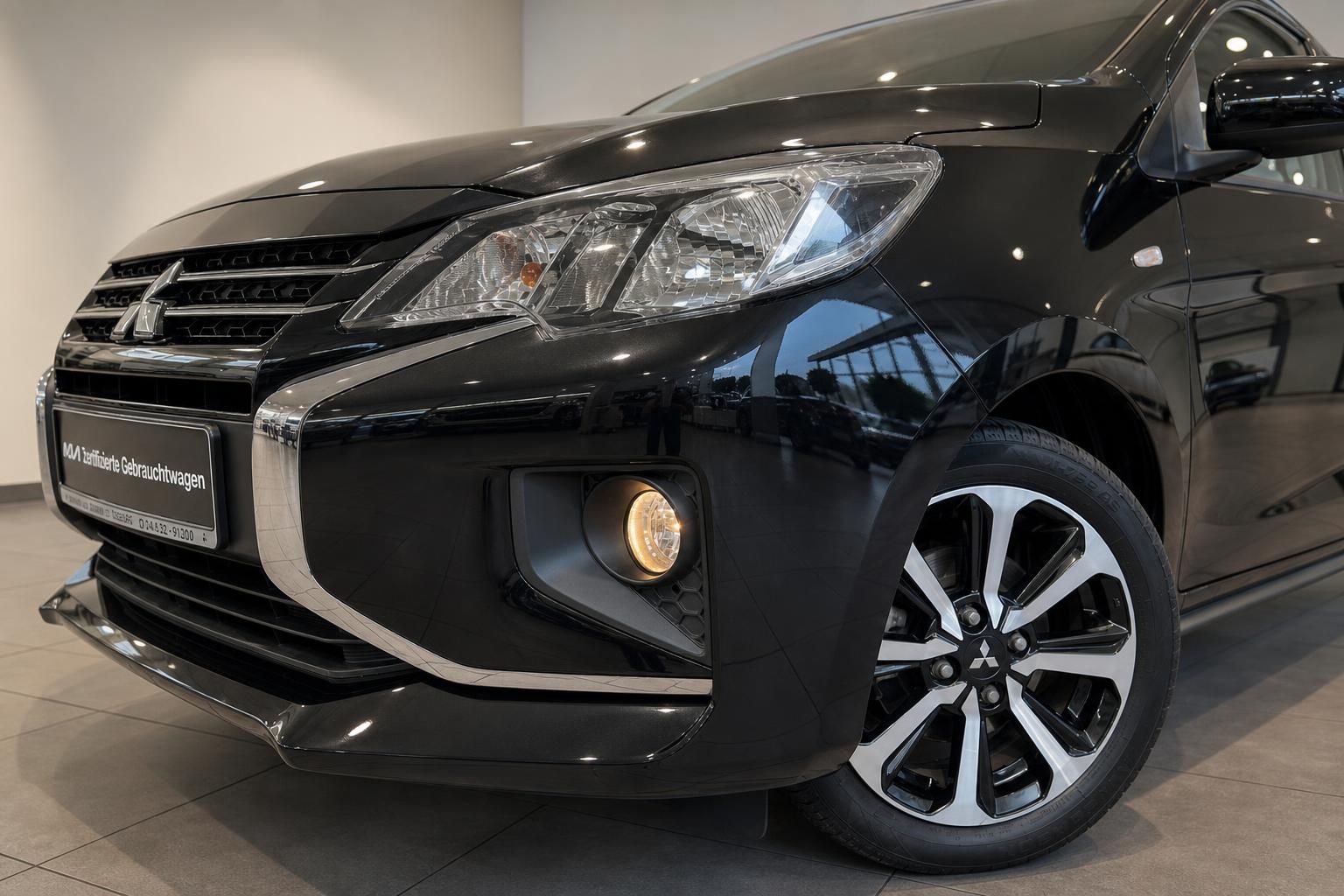 Mitsubishi schwarz Frontstoßstange und Felge Detailansicht