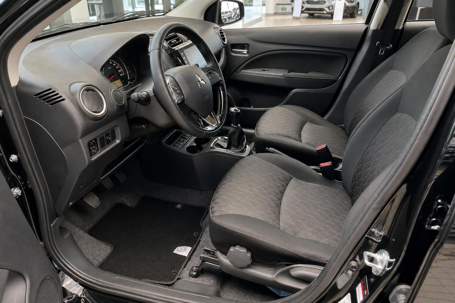 Mitsubishi Space Star Innenraum Cockpit und Vordersitze